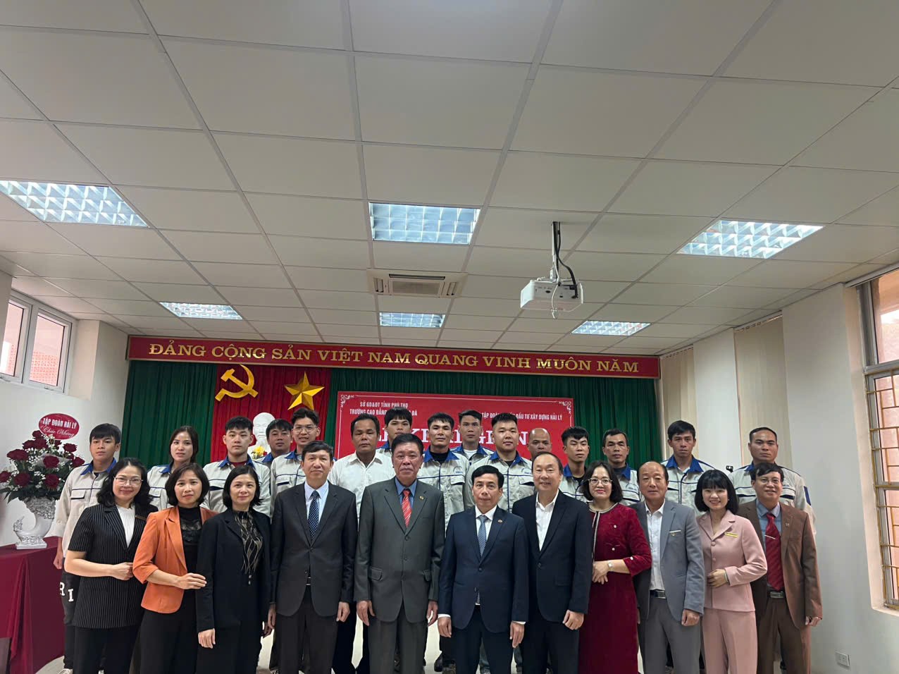 Trường Cao đẳng nghề Sông Đà đã long trọng tổ chức Lễ Khai giảng và Lễ ký kết hợp tác hỗ trợ kinh phí học tập, tuyển dụng sinh viên tốt nghiệp lớp Cao đẳng Vận hành nhà máy thủy điện.